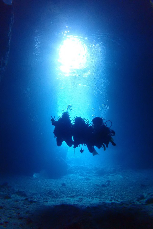 ☆青の洞窟体験ダイビング女性に嬉しい特典付《お肌もサンゴも喜ぶ♪UVｸﾘｰﾑ付き》