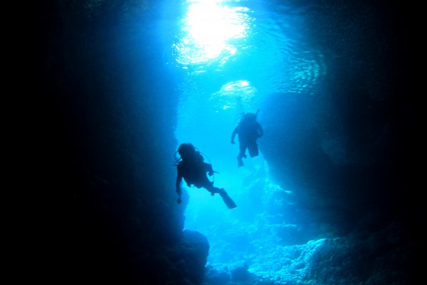 一度は行ってみたい！！青の洞窟を含む人気エリア恩納村で2本ボートダイビング